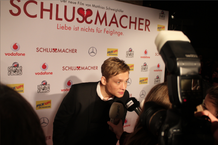 Matthias Schweighöfer auf dem roten Teppich bei der Frankfurter Premiere von Schlussmacher beim Cinestar Metropolis gibt ein Interview